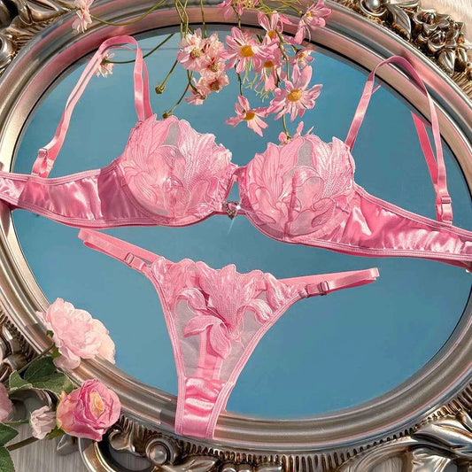 The pink girl-style is both comfortable and breathable. It comes with a lace-formed bra and adjustable shoulder straps ZA824031